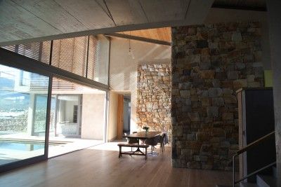 The living spaces happen in the habitable spaces formed between the rocks